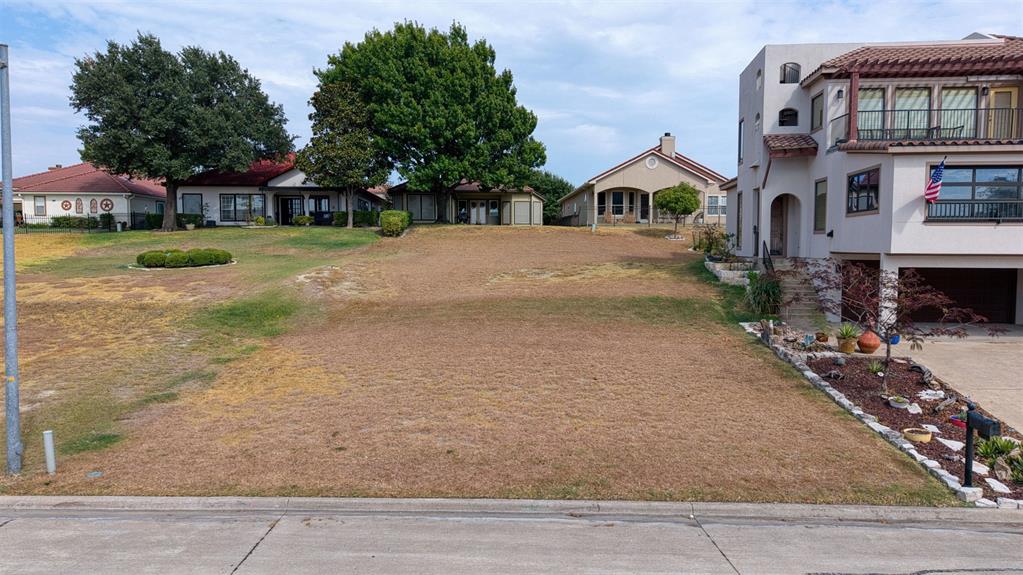 Looking from the street level. Lot to build on just 2 minutes from Lake Ray Hubbard. Looking from the street level. Lot to build on just 2 minutes from Lake Ray Hubbard.