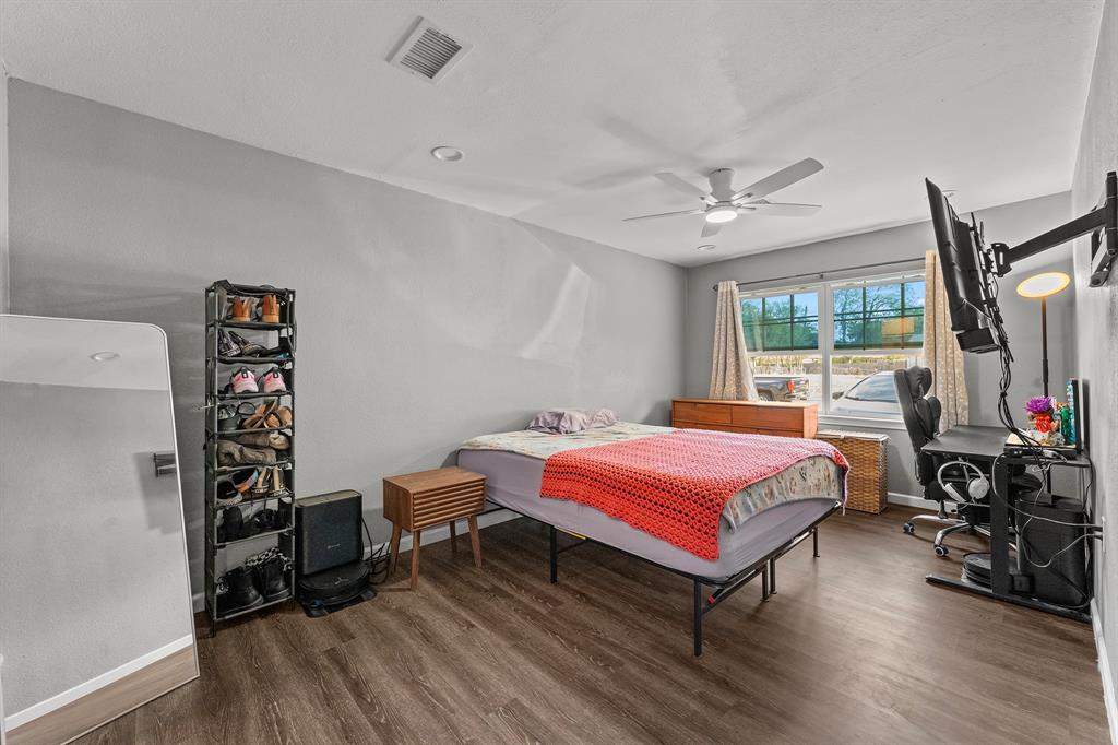 Room featuring wood-finish flooring, recessed lighting, a ceiling fan, and large windows