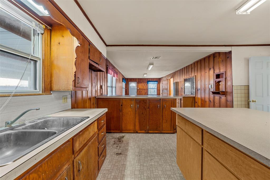 302 W Elm Street, West, TX 76691