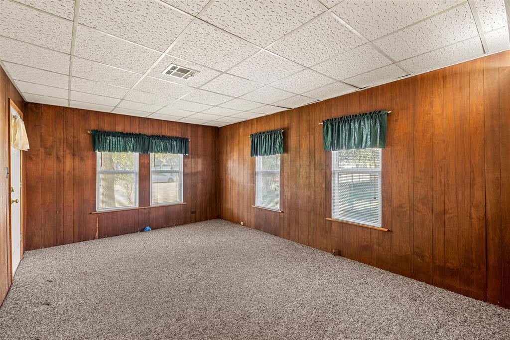 302 W Elm Street, West, TX 76691