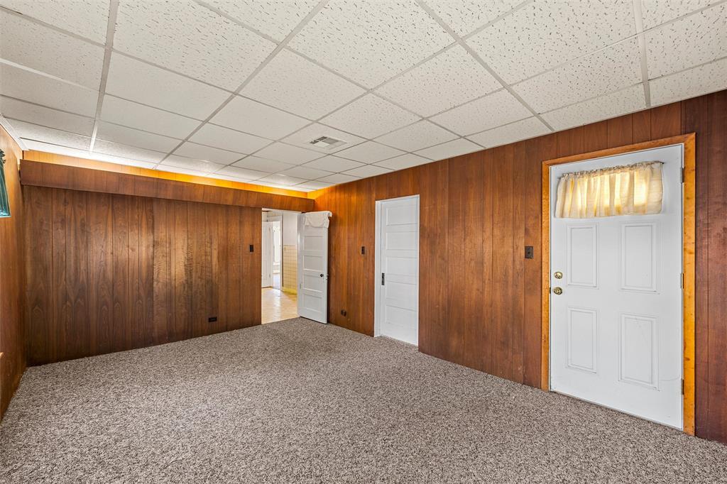 302 W Elm Street, West, TX 76691