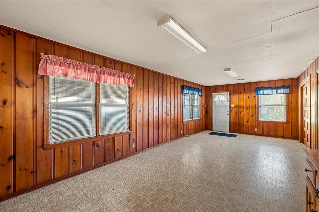 302 W Elm Street, West, TX 76691