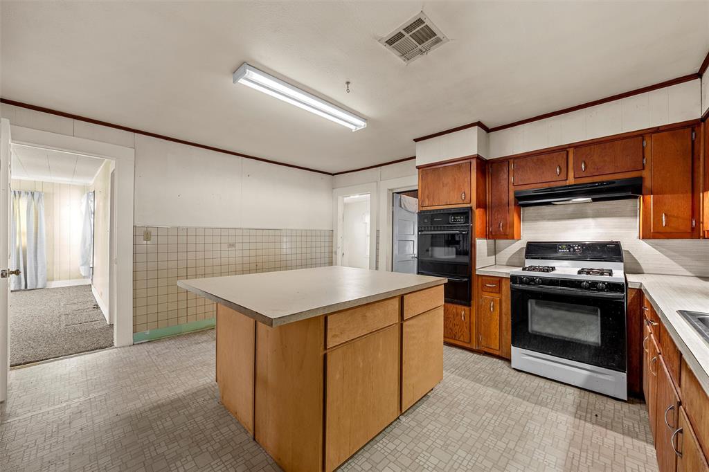 302 W Elm Street, West, TX 76691