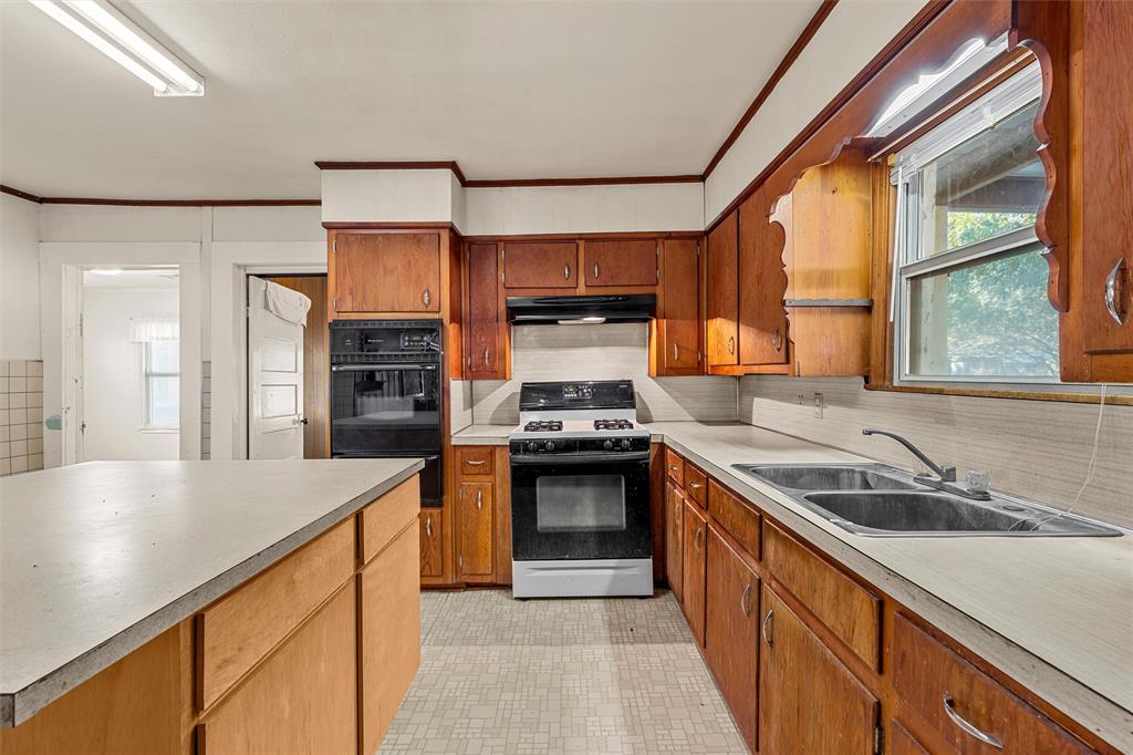302 W Elm Street, West, TX 76691