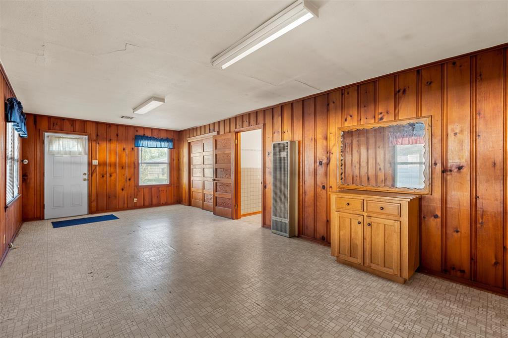 302 W Elm Street, West, TX 76691