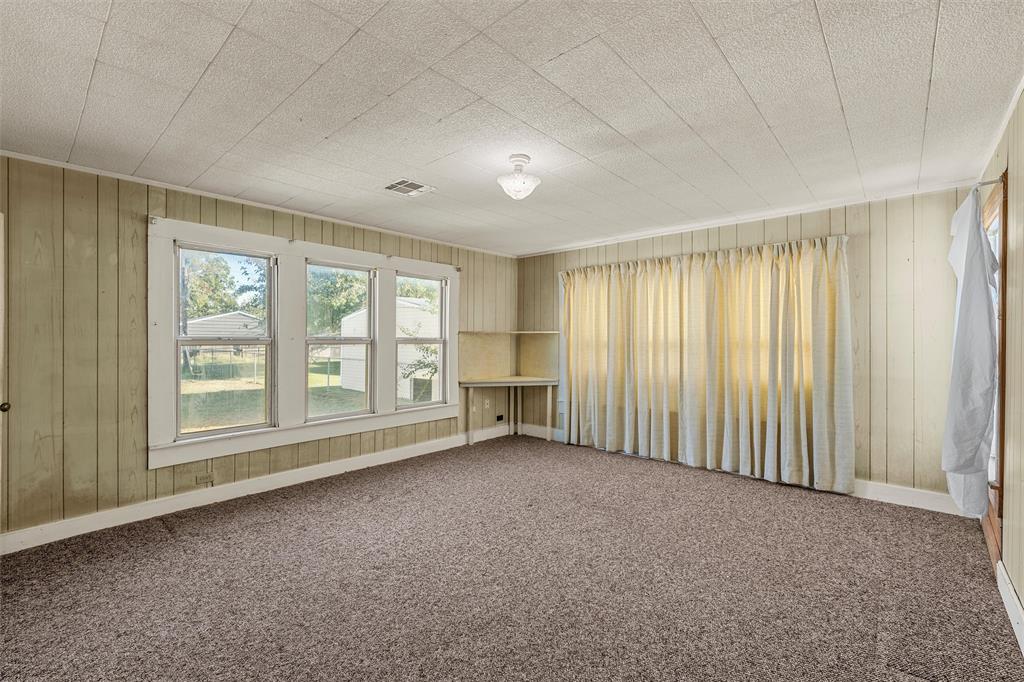 302 W Elm Street, West, TX 76691