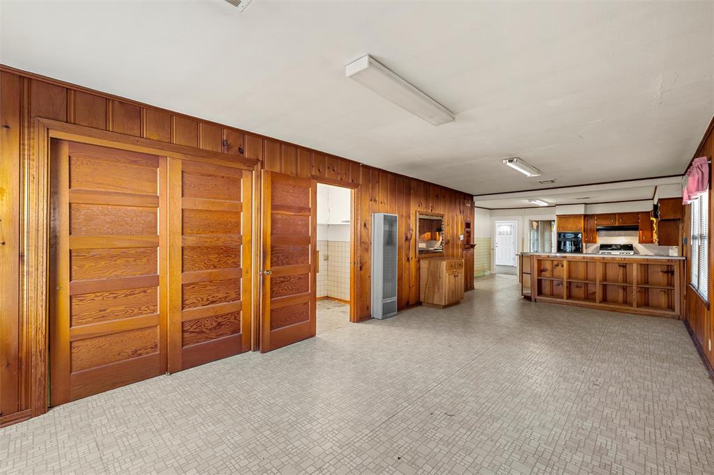 302 W Elm Street, West, TX 76691