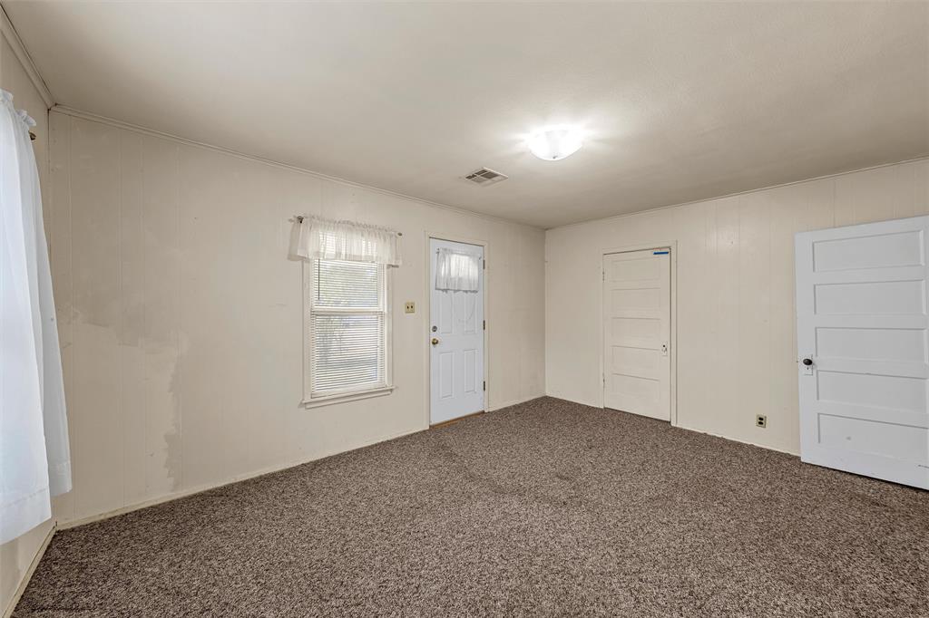 302 W Elm Street, West, TX 76691