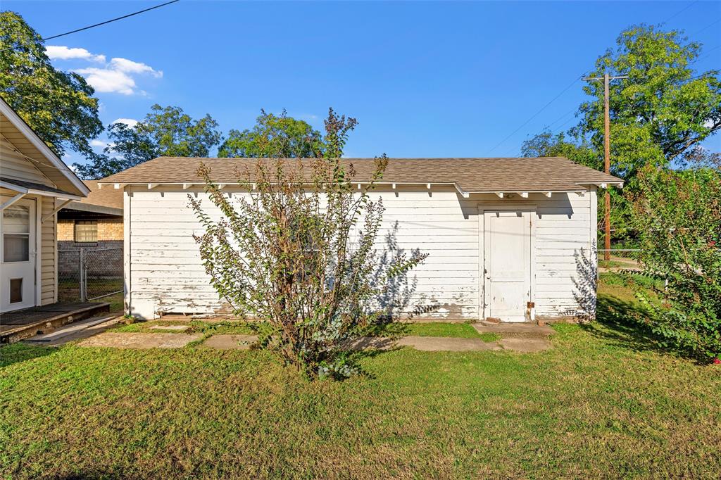 302 W Elm Street, West, TX 76691