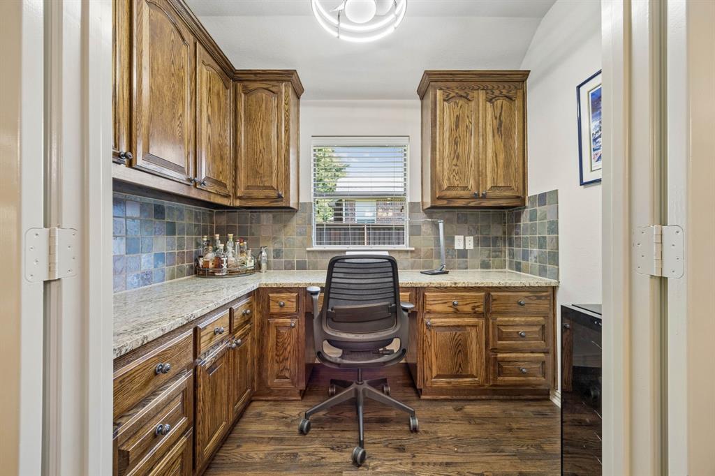 Room can be used as a second office/Hobby Room