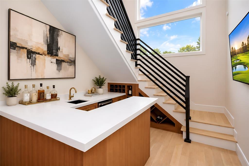 Walk in Wetbar Downstairs Vitually Staged