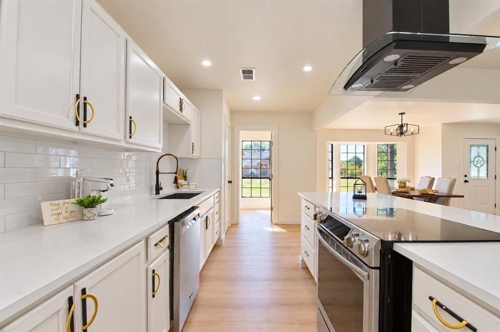 107 Locust Drive, Oak Leaf, TX 75154 107 Locust Drive, Oak Leaf, TX 75154