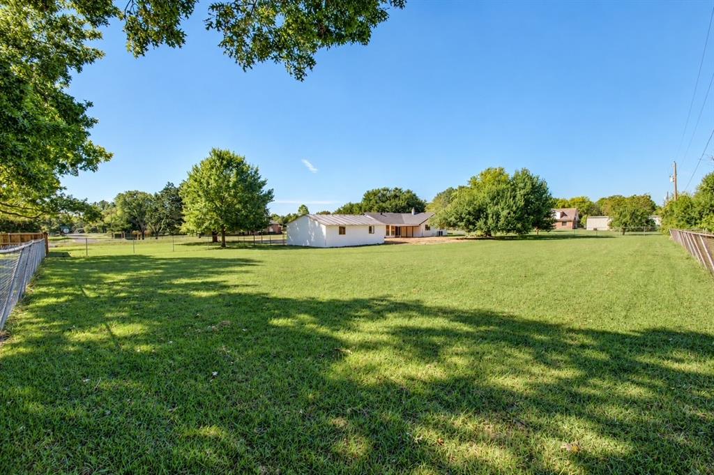 107 Locust Drive, Oak Leaf, TX 75154