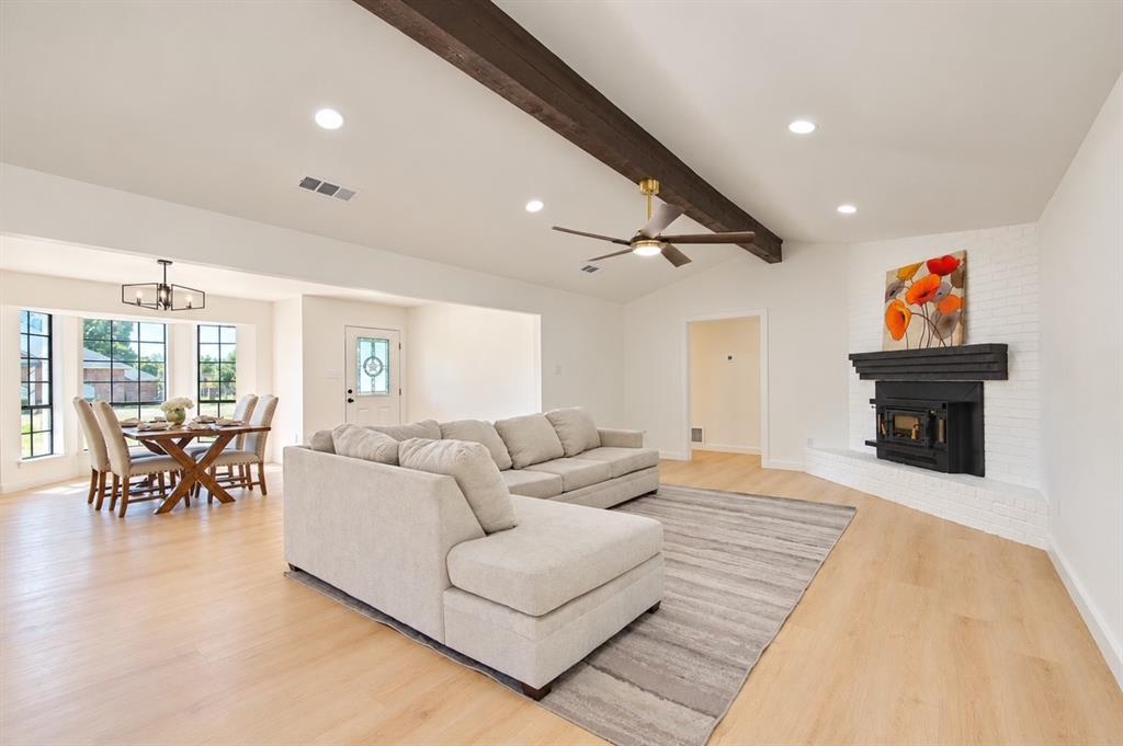 107 Locust Drive, Oak Leaf, TX 75154