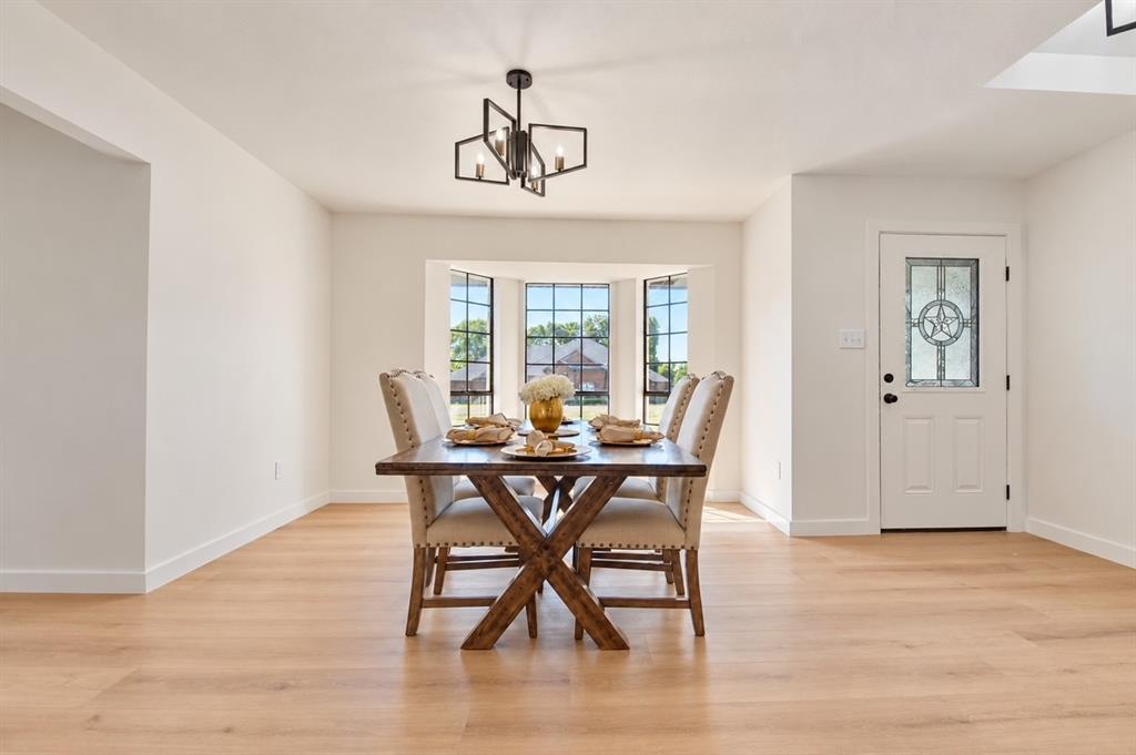 107 Locust Drive, Oak Leaf, TX 75154