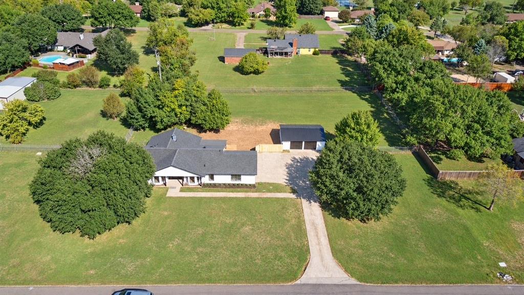 107 Locust Drive, Oak Leaf, TX 75154