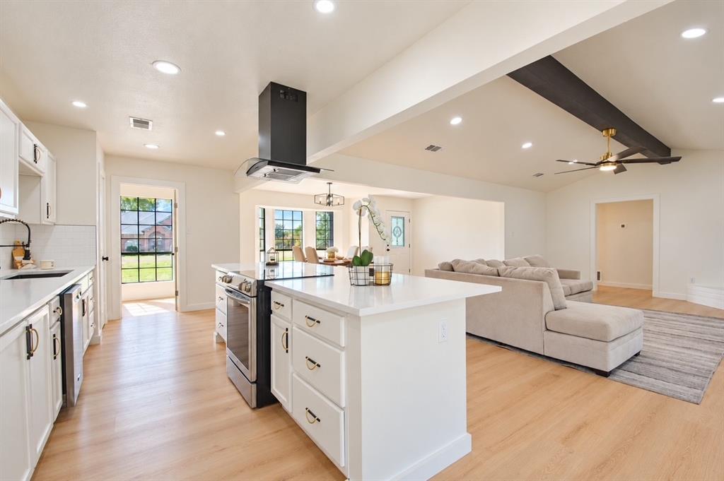 107 Locust Drive, Oak Leaf, TX 75154