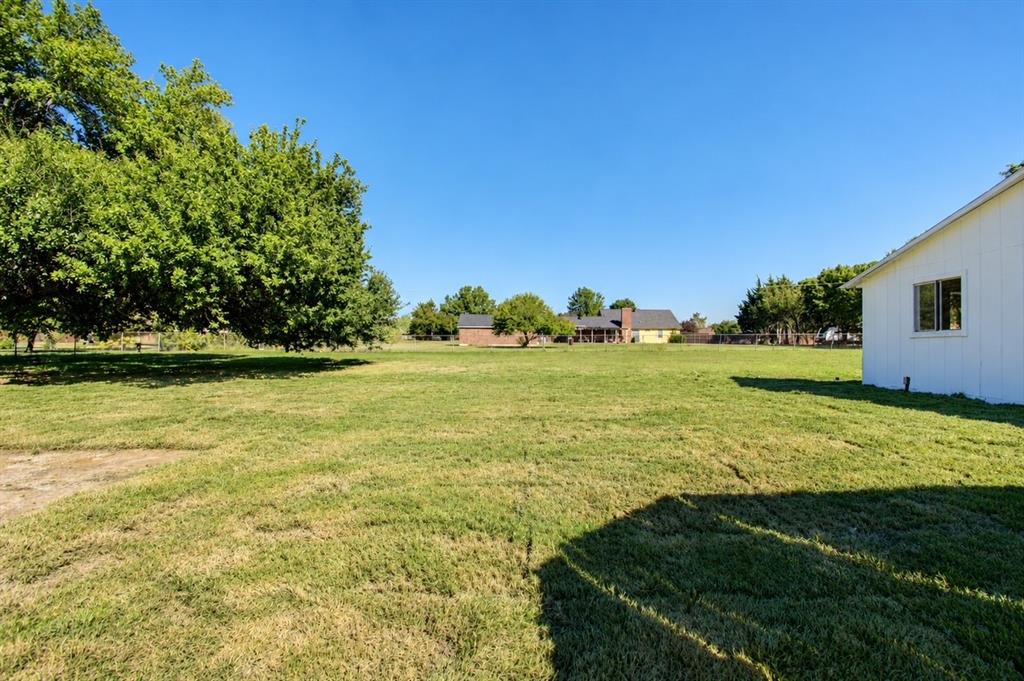 107 Locust Drive, Oak Leaf, TX 75154