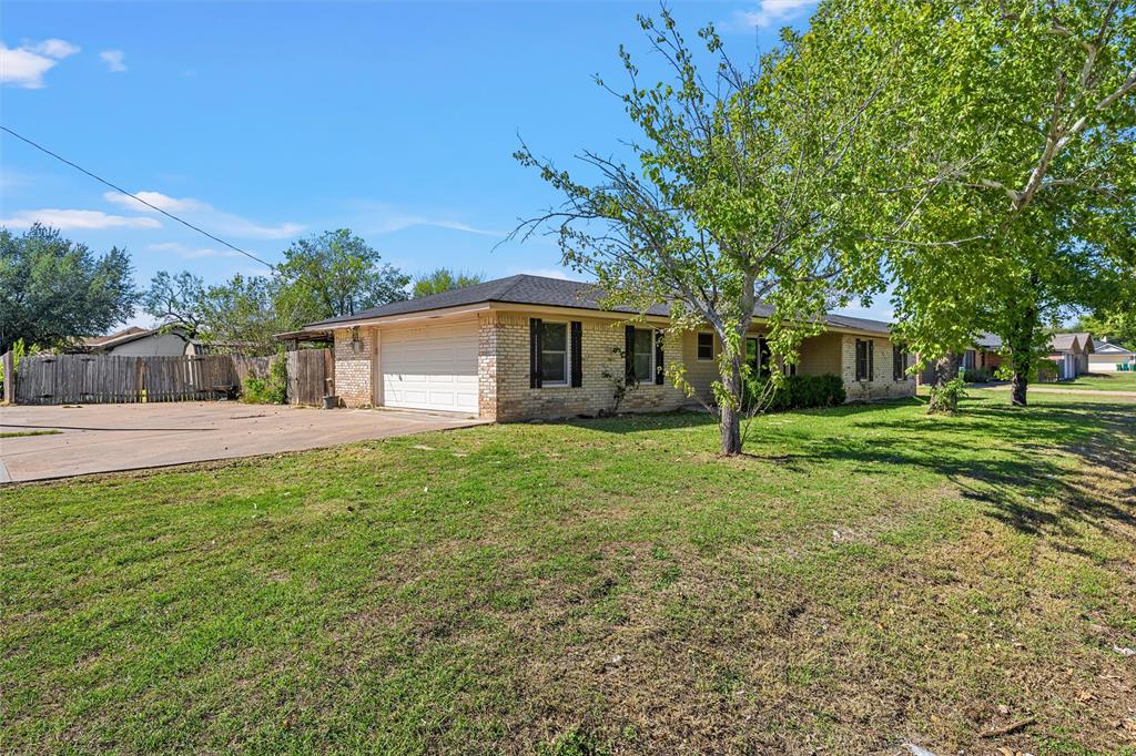 900 N Bunker Drive, Robinson, TX 76706