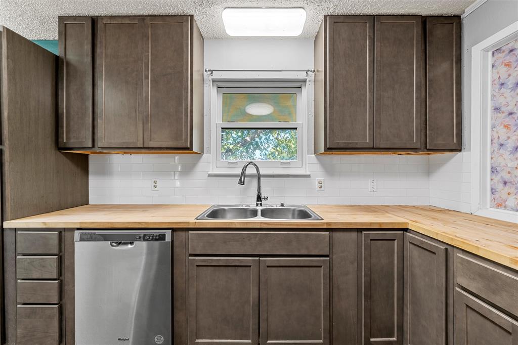 900 N Bunker Drive, Robinson, TX 76706