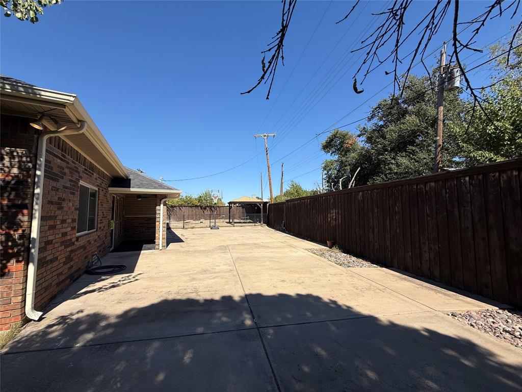 Electric gate and extra parking in the back