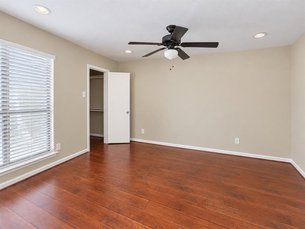 Room featuring wood-finish flooring, recessed lighting, a ceiling fan with integrated lighting, a window with horizontal blinds, and a built-in closet