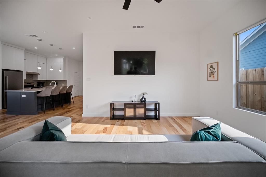 1350 Strickland Street, Dallas, TX 75216