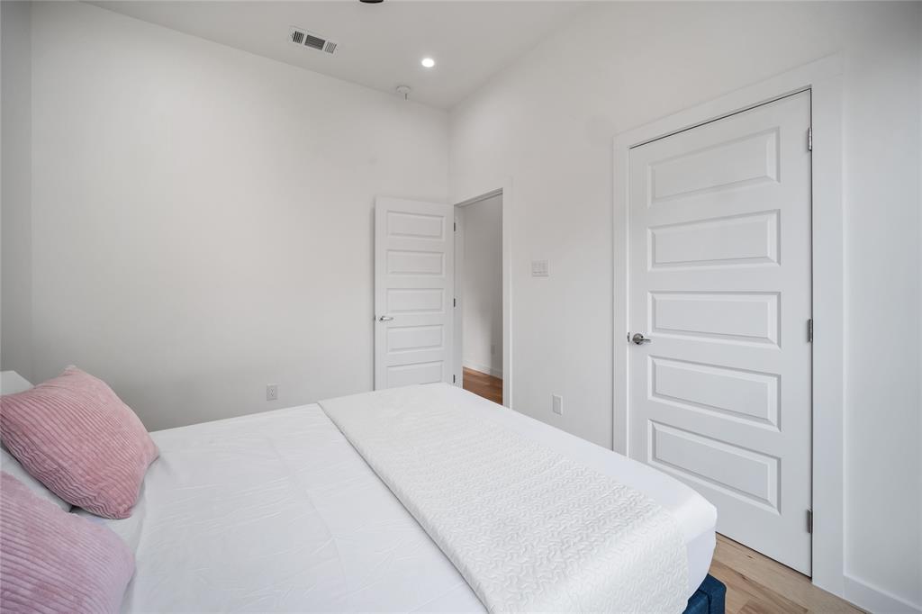 1350 Strickland Street, Dallas, TX 75216