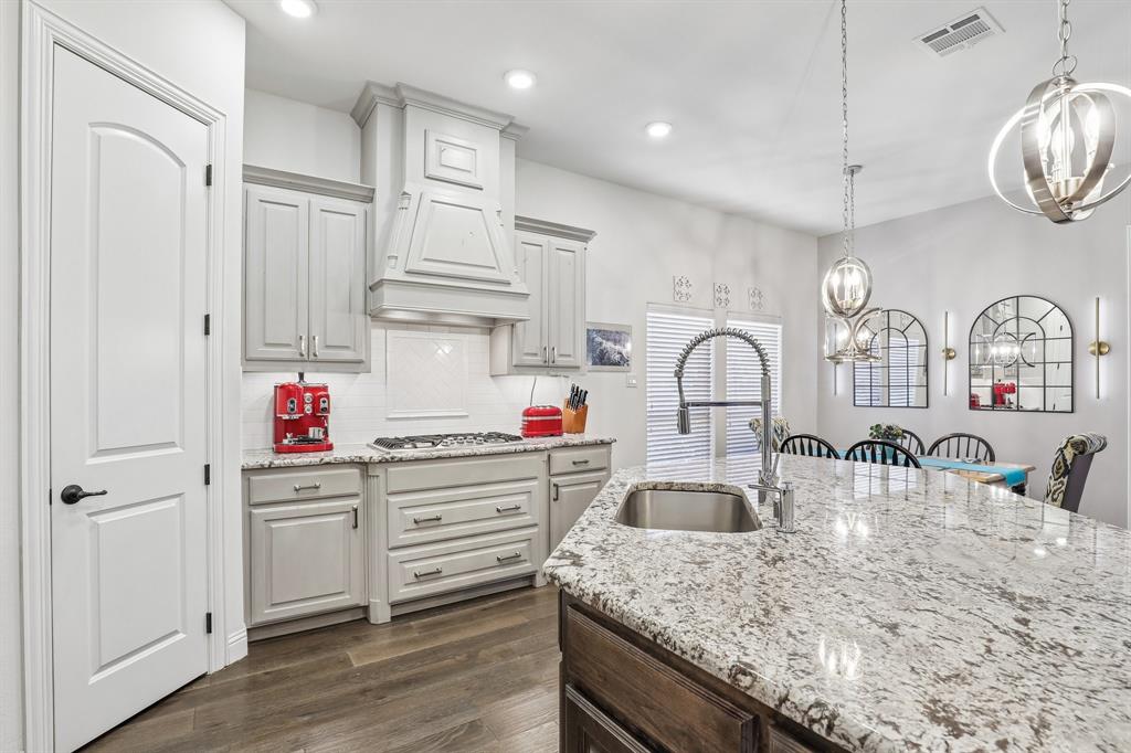 Light and bright modern kitchen just waiting for you to prepare meals. Light and bright modern kitchen just waiting for you to prepare meals.