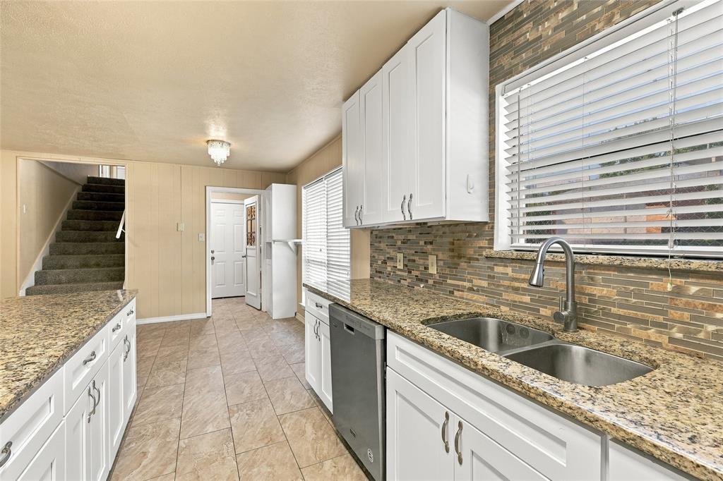 145 Hillside Lane, DeSoto, TX 75115