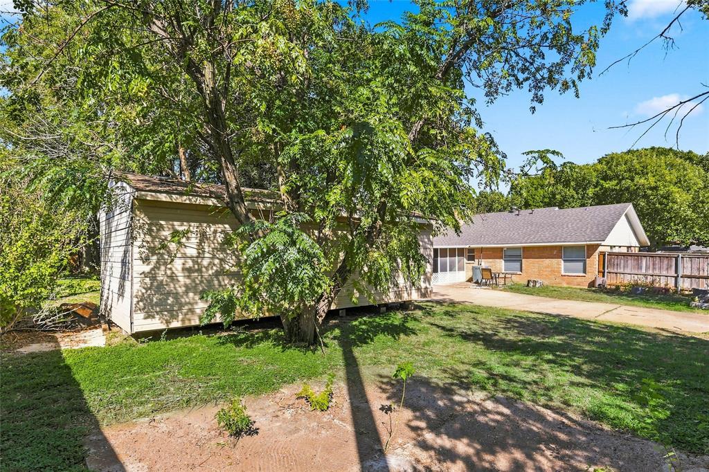 145 Hillside Lane, DeSoto, TX 75115