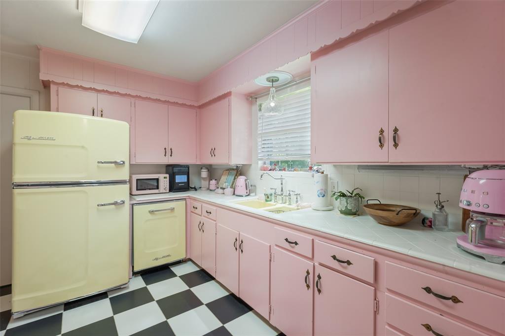 Good vibes only in this amazing retro kitchen!