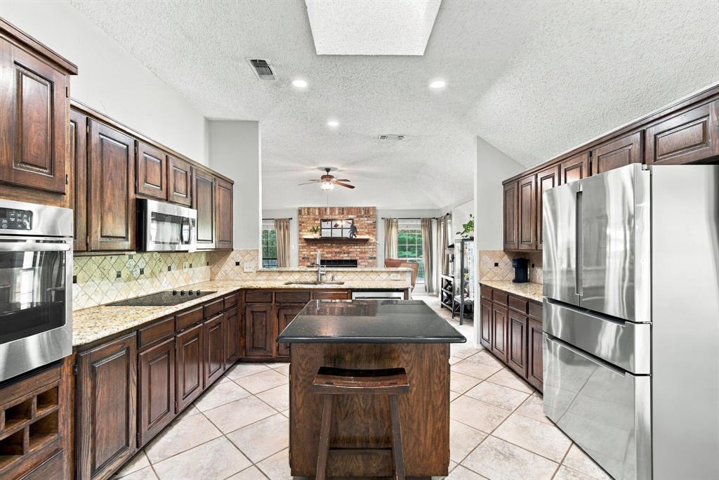 404 Aqua Vista Drive, Granbury, TX 76049