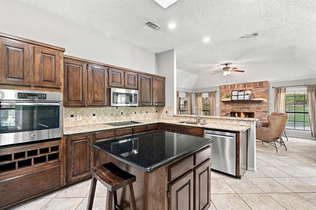 404 Aqua Vista Drive, Granbury, TX 76049