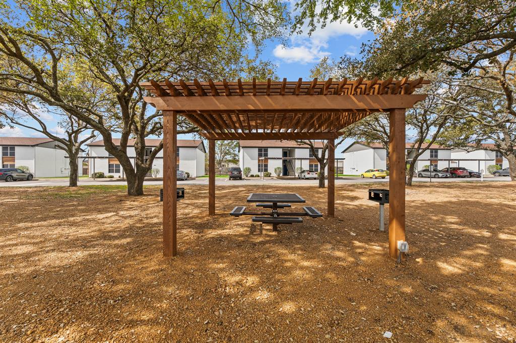 Community pergola and picnic area at The Ashton on 287. Community view, not the specific exterior or interior of this unit. Community pergola and picnic area at The Ashton on 287. Community view, not the specific exterior or interior of this unit.