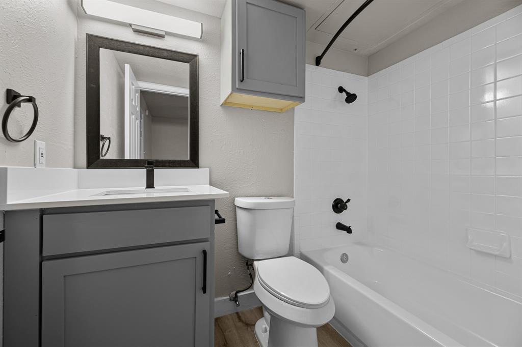 Unit 216 bathroom.