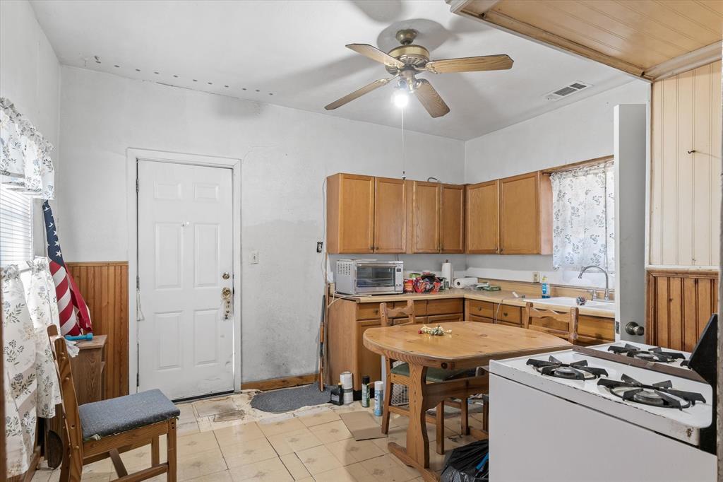 918 N Jefferson Street, Lancaster, TX 75146