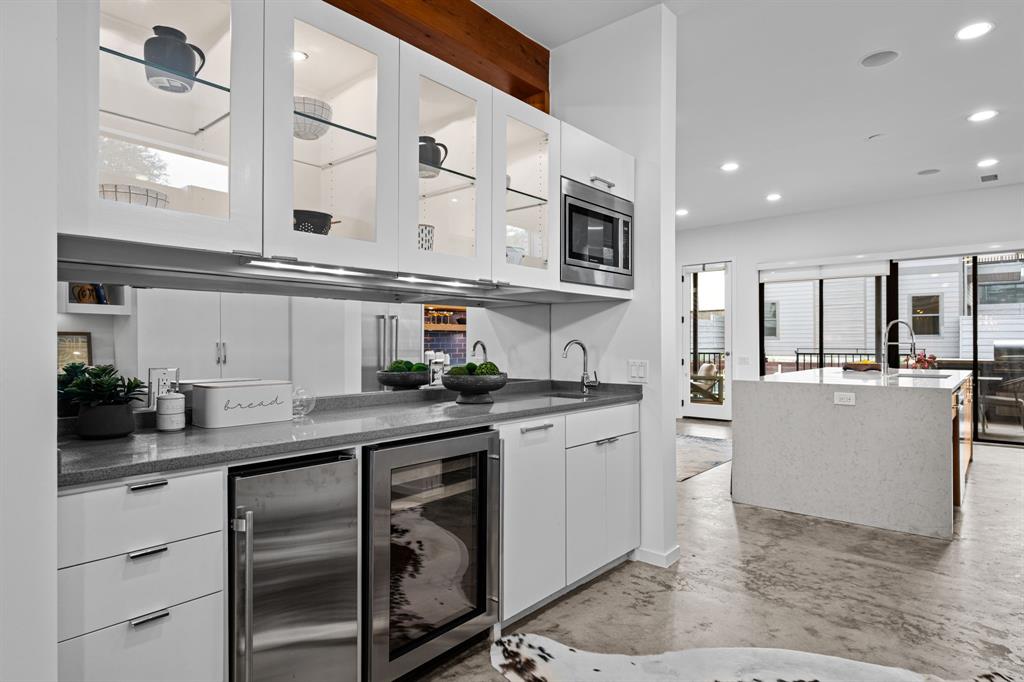Positioned beside the kitchen, the serving bar keeps refreshments and essentials close at hand and adds to the pantry.