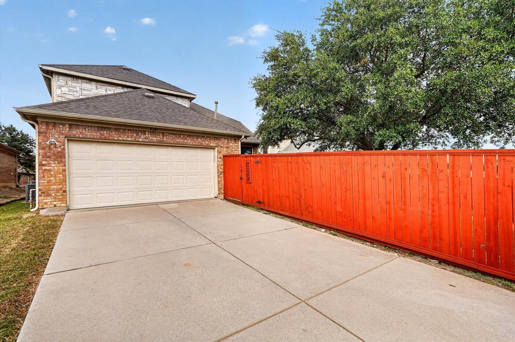 424 Castle Street, DeSoto, TX 75115