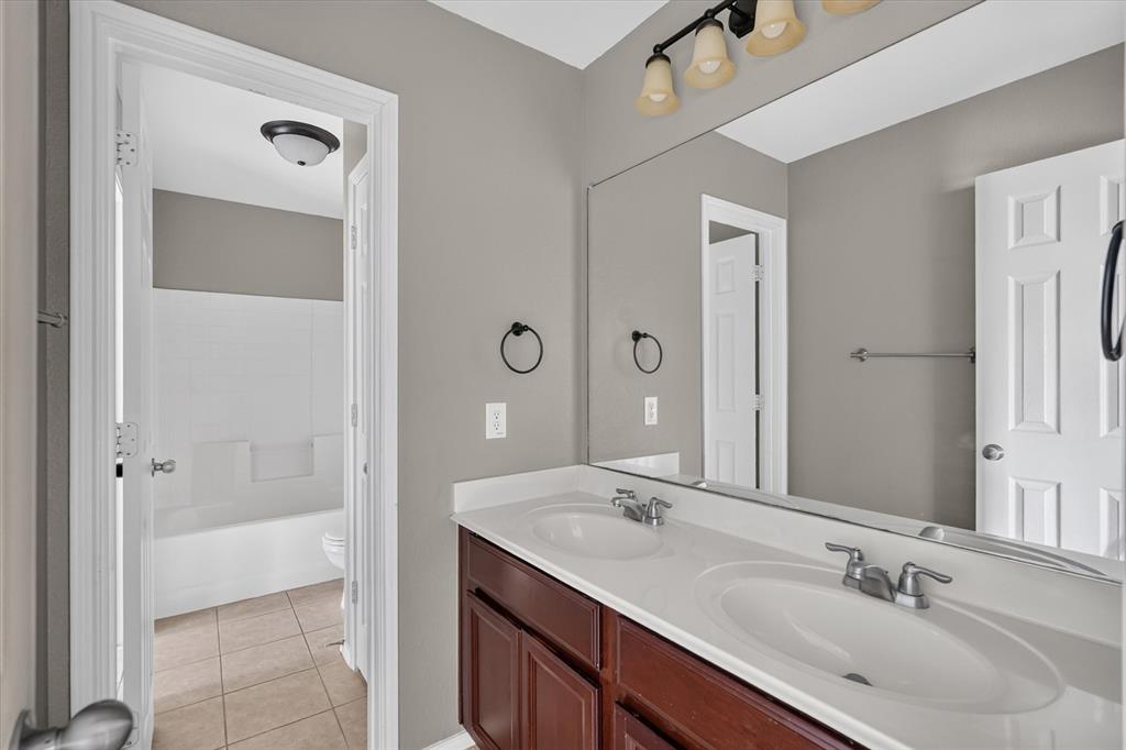 424 Castle Street, DeSoto, TX 75115