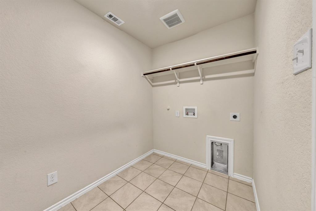 Spacious utility room with room for a freezer or an extra refrigerator