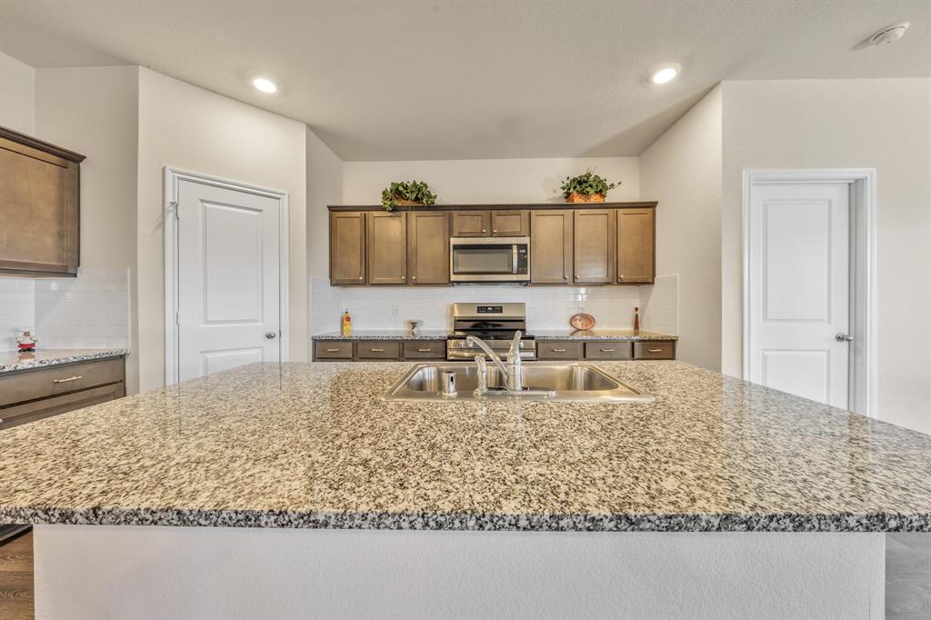 Kitchen has granite counters