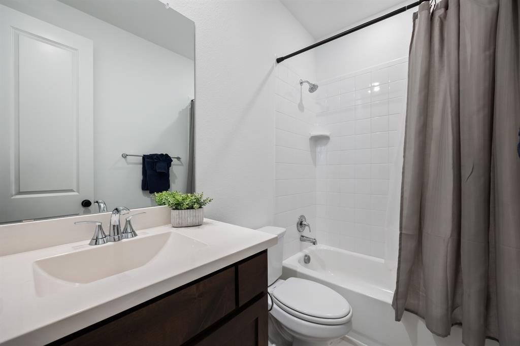 Ensuite to guest room