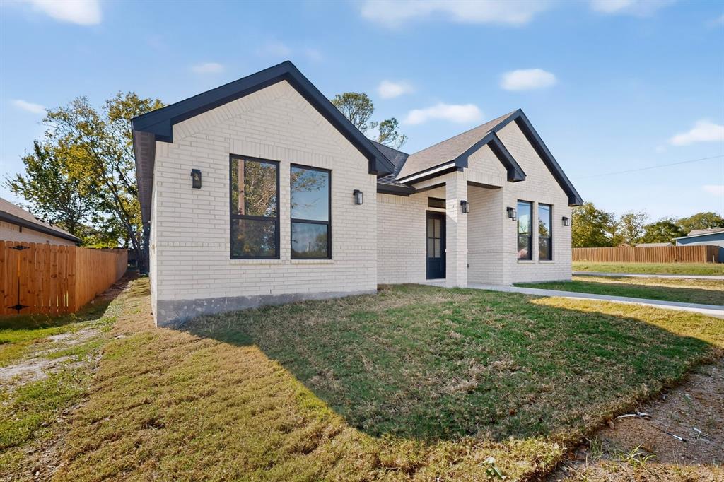 1309 N BRECKENRIDGE Street, Ennis, TX 75119