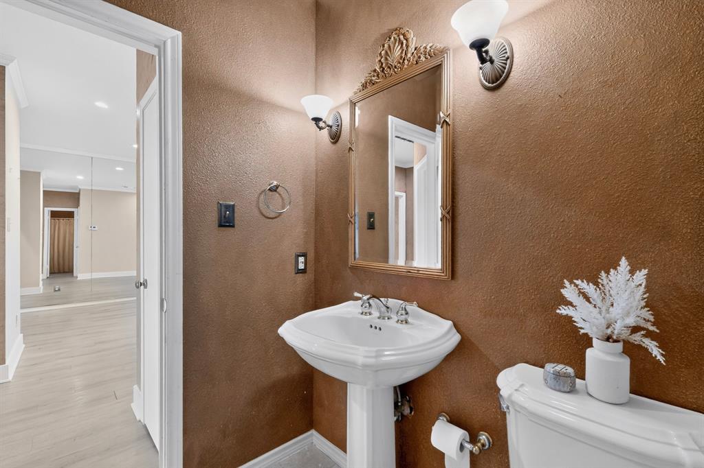 Peeps of mediterranean decor makes another appearance in the main bathroom that sits adjacent to the open living area.