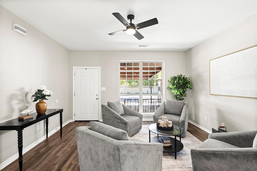 810 S Sherman Street, Ennis, TX 75119