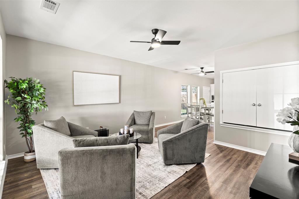 810 S Sherman Street, Ennis, TX 75119