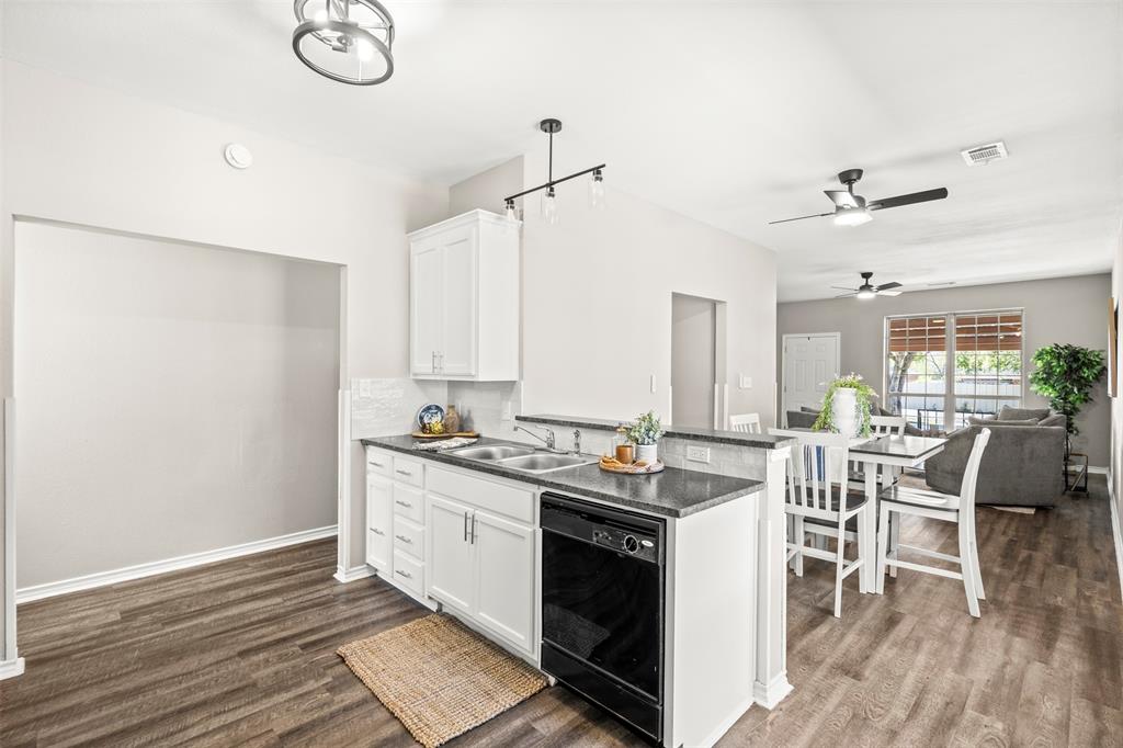 810 S Sherman Street, Ennis, TX 75119