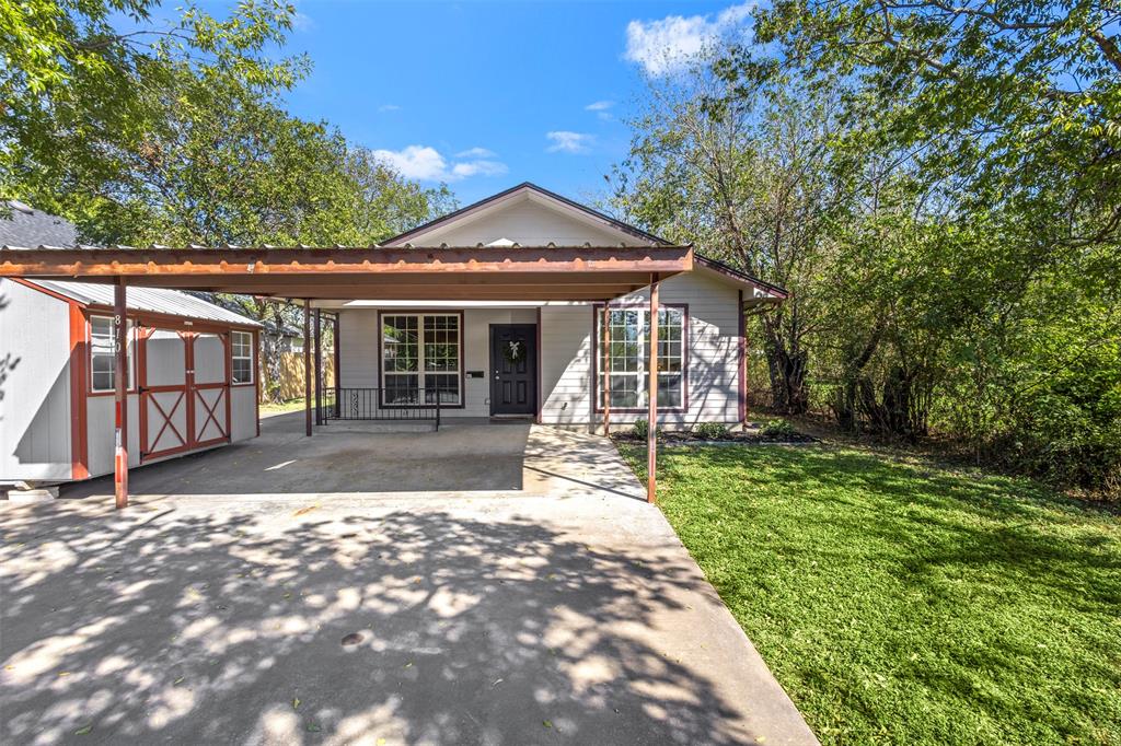 810 S Sherman Street, Ennis, TX 75119