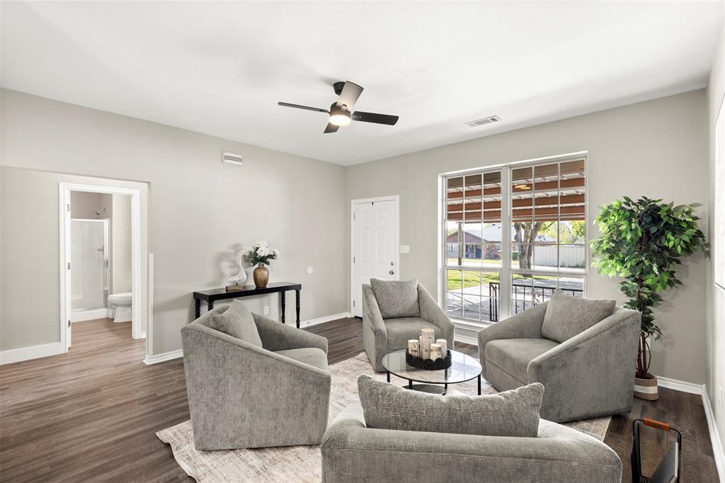 810 S Sherman Street, Ennis, TX 75119
